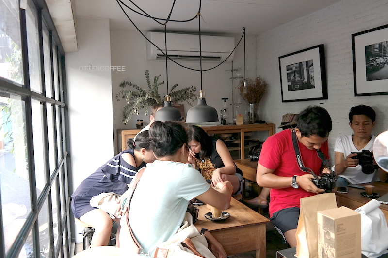 Interior Graph Cafe. Ruangan ini hanya mampu menampung tujuh orang