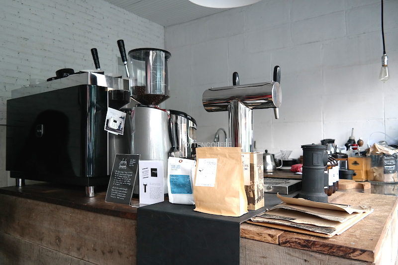 Alat-alat kopi di balik coffee barnya Graph Cafe