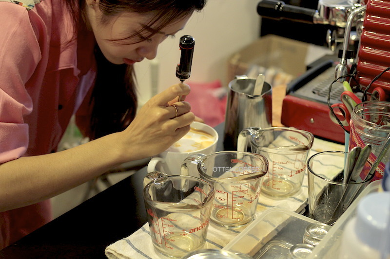 Aksi sang barista membuat latte art kucing