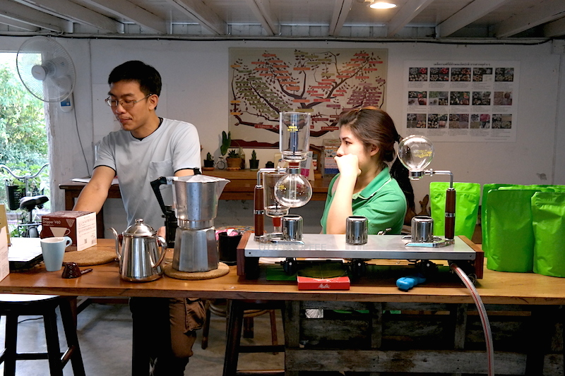 Pengunjung Happy Espresso Bar