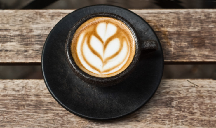 Secangkir kopi dari cangkir yang terbuat dari kopi