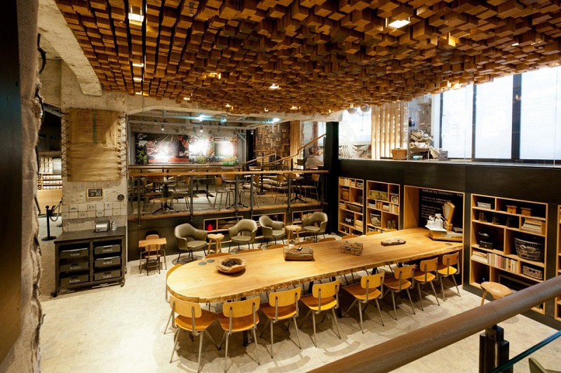 creative-coffee-shop-interior-design-with-artistic-wood-ceiling-decor