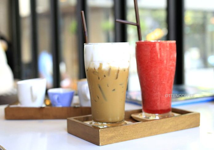 Strawberry Juice dan Hazelnut Iced Latte