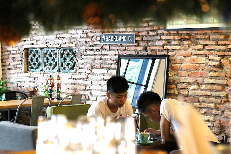 Suasana kedai kopi yang nyaman membuat betah nongkrong berlama-lama