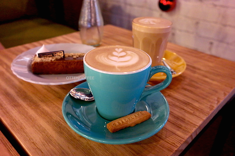 Secangkir cappuccino dan picollo latte yang nikmat