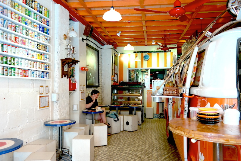 Interior cafe yang didominasi warna oranye