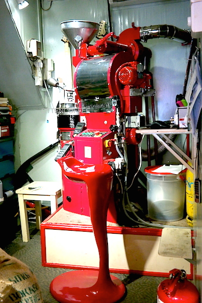 Roaster machine yang bersembunyi di ruang belakang kafe