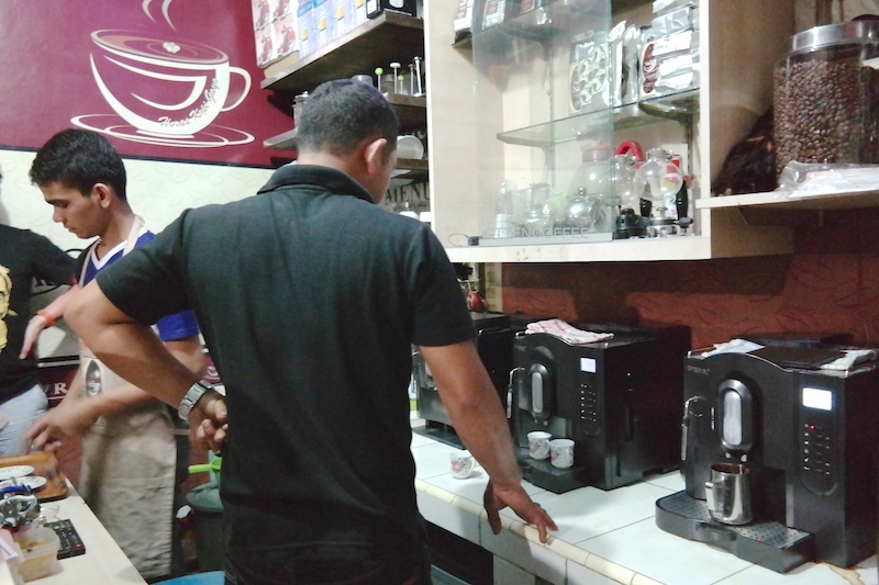 Di sini menggunakan mesin espresso otomatis dan cara seduh tradisional seperti tubruk dan saring.