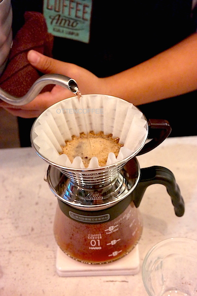 Hummingbird Coffee diseduh dengan Kalita Wave