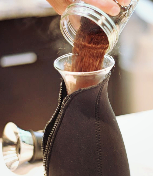masukkan bubuk kopi