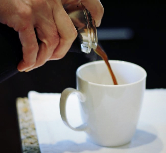 tuangkan kopi