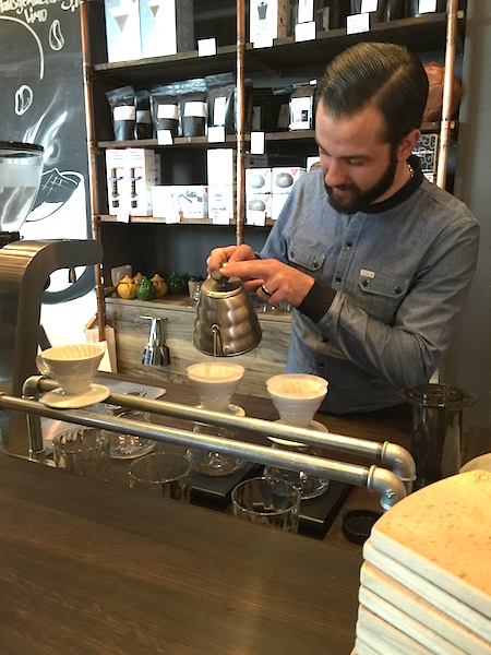 Sang barista yang juga merupakan satu-satunya pekerja di Aniis