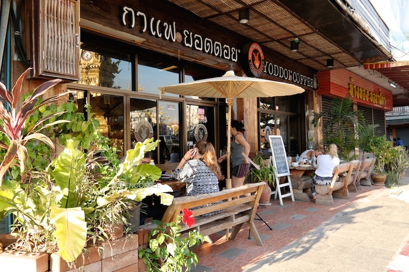 Outdoor area, ngopi seri sambil menikmati matahari sore