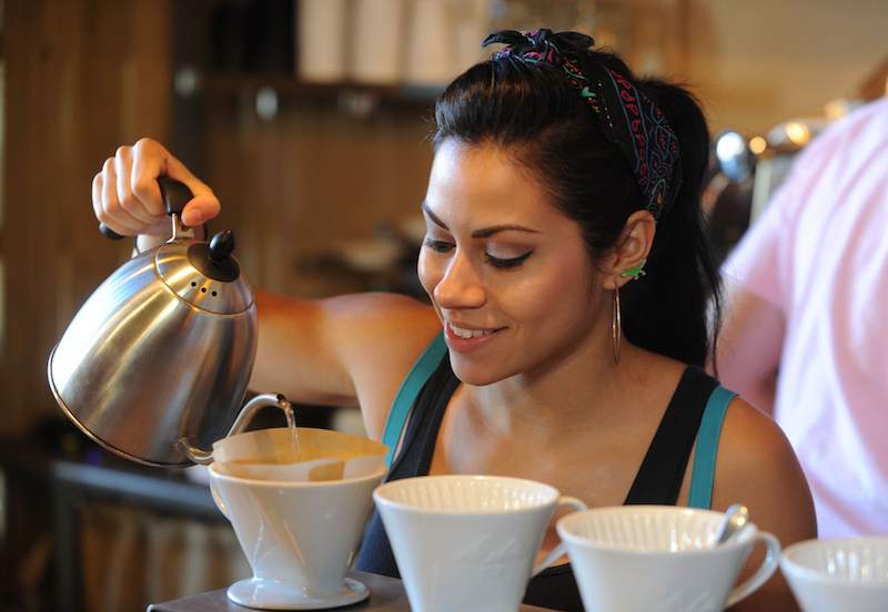 3 ALASAN KENAPA HARUS NGOPI DI KEDAI KOPI LOKAL