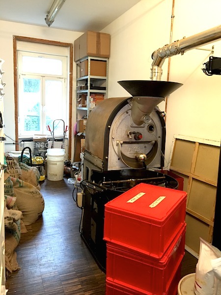 Roaster machine berdiri gagah di ruang roasting.