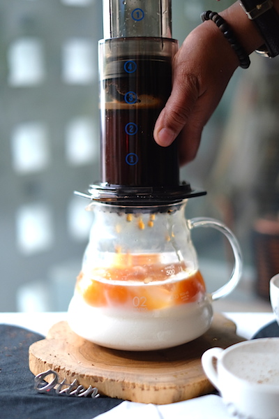 Tekan perlahan hingga seluruh kopi menetes.
