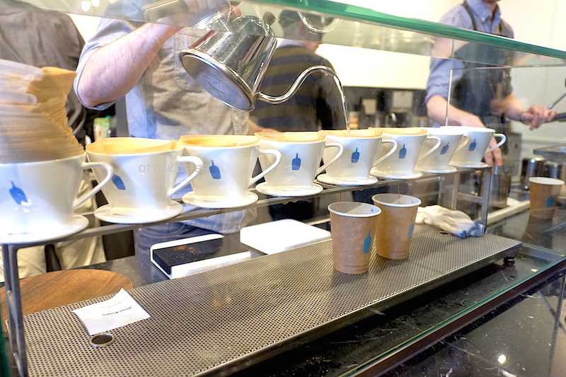 Blue Bottle Dripper berjejer menyeduh single origin pesanan pelanggan.