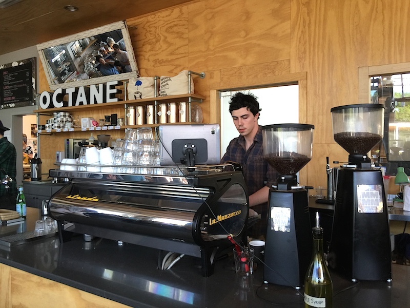 Barista beraksi di balk coffee bar.