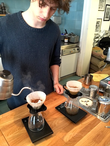Sang barista menyeduh kopi dengan V60.