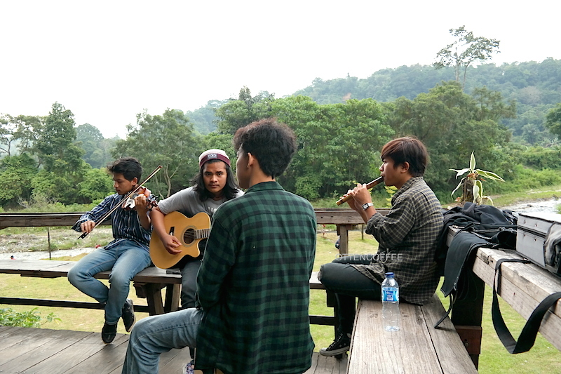 Musik akustik yang menambah ngopi jadi lebih asik.