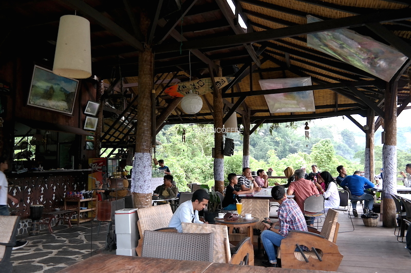 Interior Taruko Cafe yang terbuka memungkinkan sepoi angin menyapa ramah.