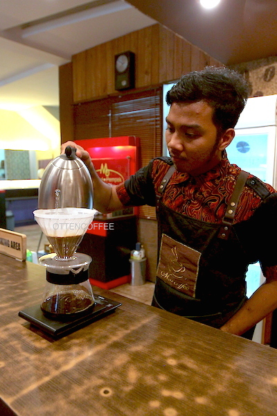 Menikmati seduh dari sang barista.