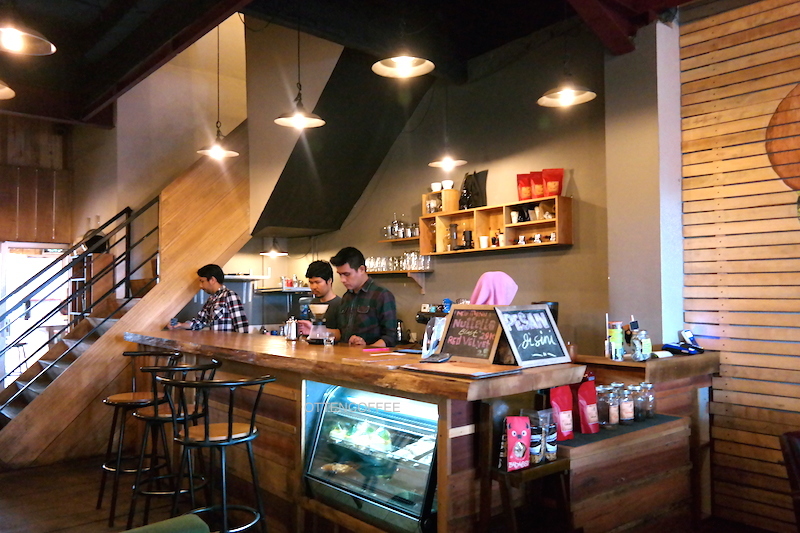 Suasana coffee bar Rimbun Espresso & Brew Bar Padang