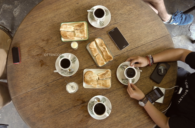 Kopi dan roti bakar serikaya. Sepasang kenikmatan untuk mengawali pagi.