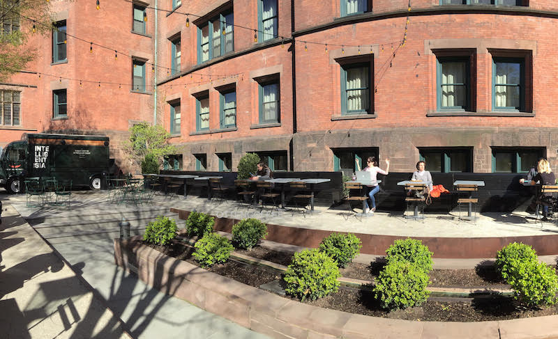 Suasana outdoor Intelligentsia Coffee New York