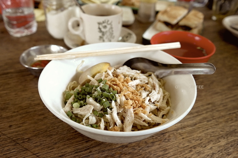 Kalau lapar, bisa memesan mie pansit yang berada di seberang kedai.