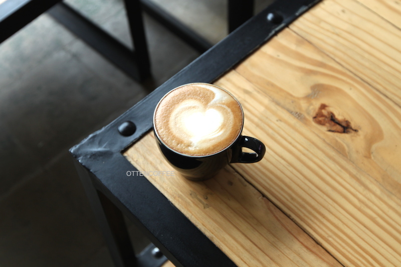 Hot cappuccino, teman ngobrol yang tak pernah salah.