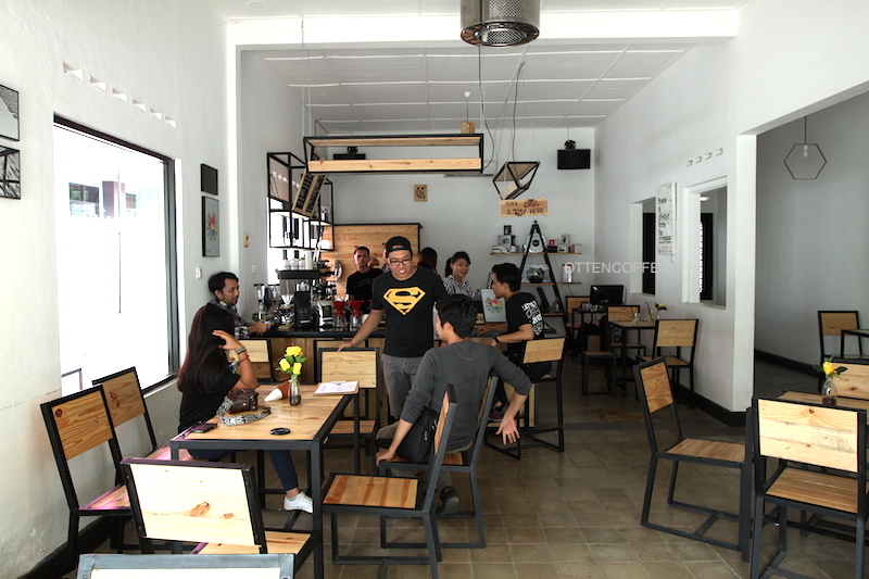 Keriuhan Pavilon Coffee yang menebar seru.