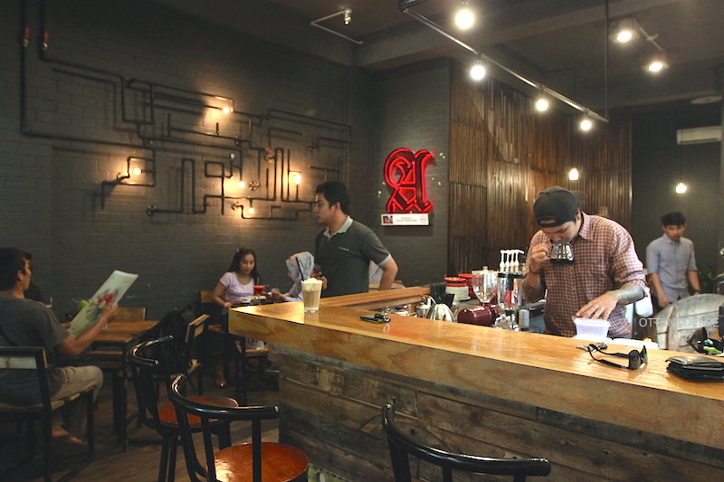 Tema industrial sungguh terasa di seluruh penjuru kedai kopi.