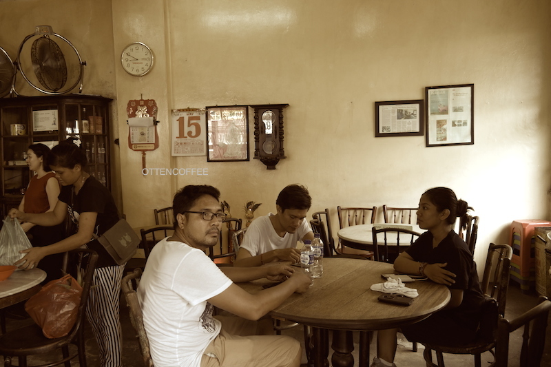 Ada berapa banyak kisah yang lahir di kedai kopi ini? Ribuan sepertinya.