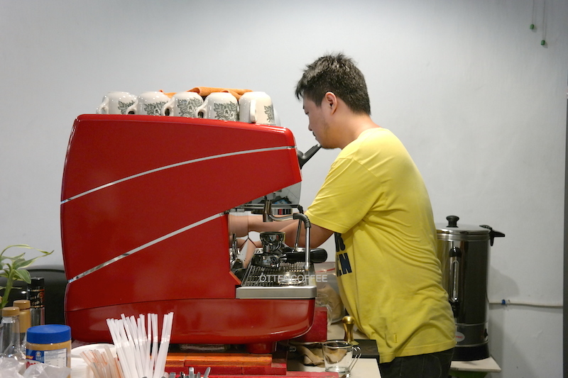 William beraksi di balk coffee barnya.
