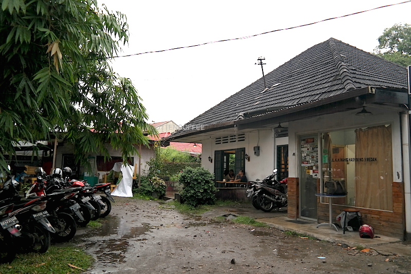 Omerta Koffie siap menyambut bahagiamu dengan kopi.