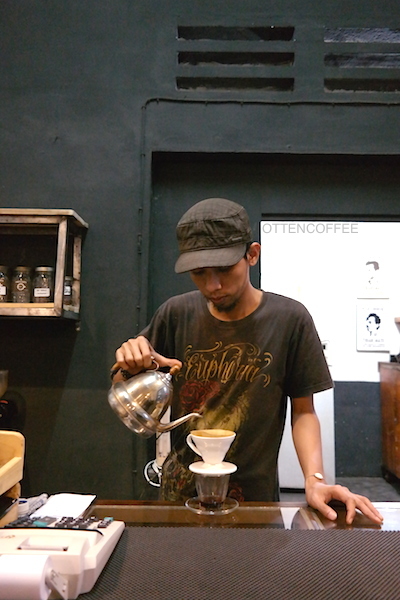 Joseng, sang barista menyeduh kopi Angkola untuk saya.