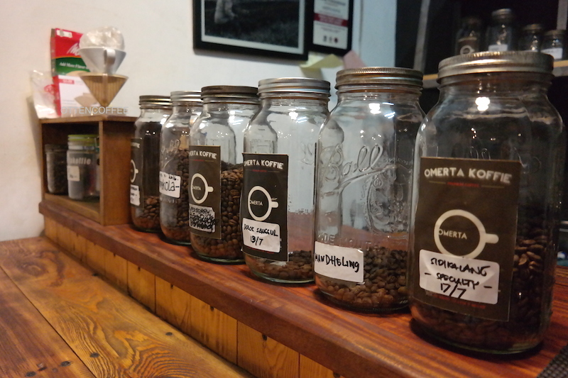 Aneka pilihan single origin yang disangrai sendiri di Omerta Koffie.