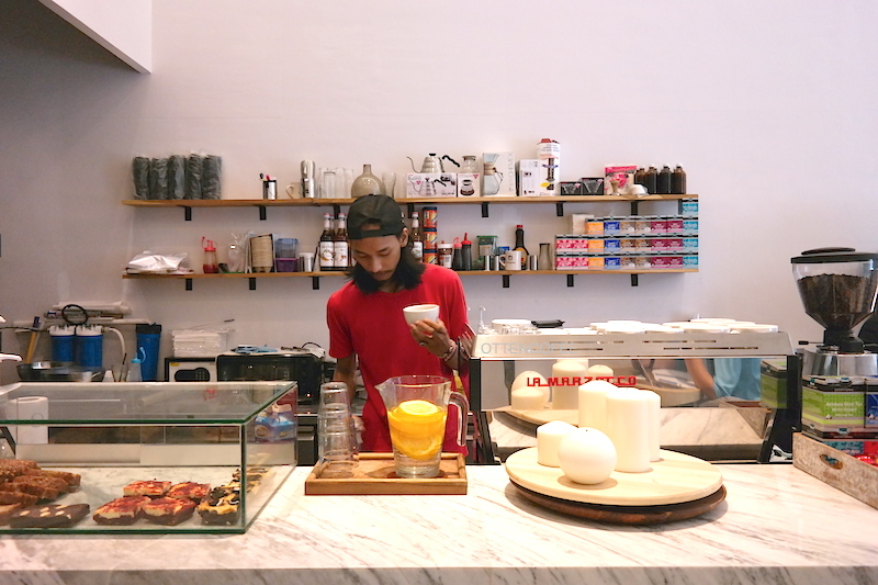 Coffee bar tempat segala kenikmatan lahir dalam cangkir.