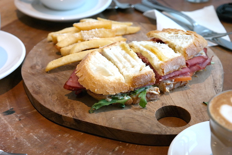 Smoked Beef Sandwich pereda lapar.