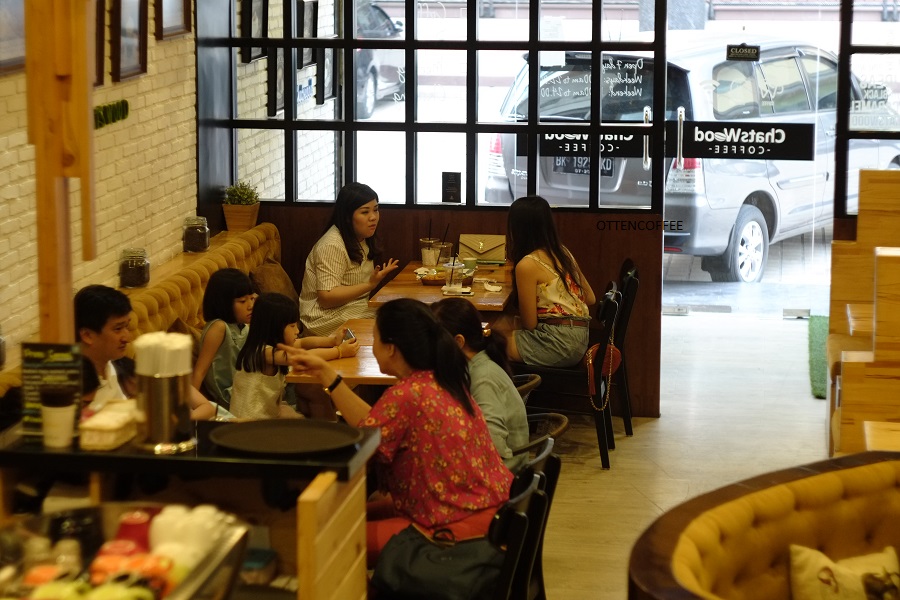 Kebersamaan lahir di antara kopi.