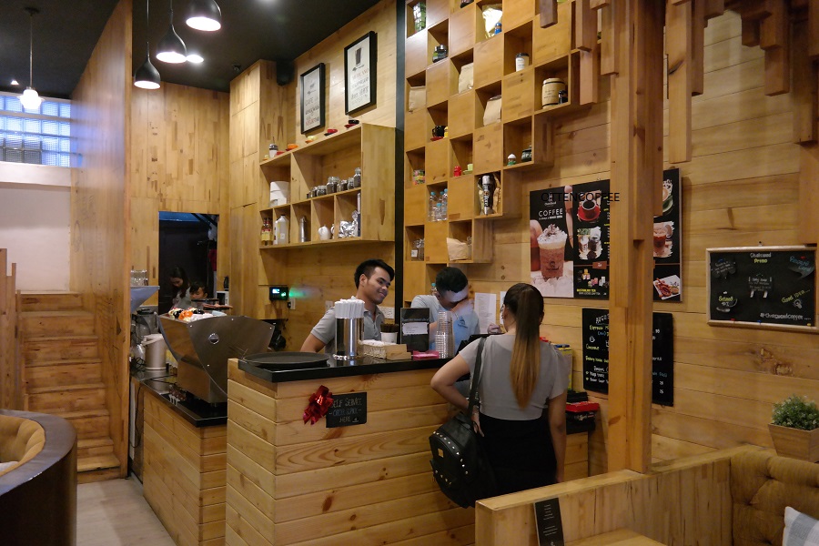 Senyum ramah adalah ciri khas Chatswood Coffee.
