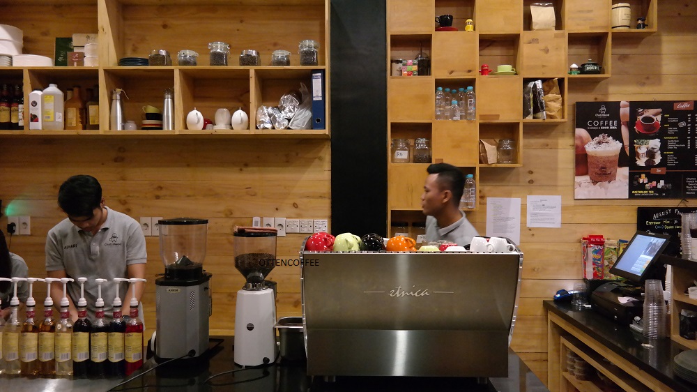 Coffee bar tempat segala kenikmatan kopi diracik.