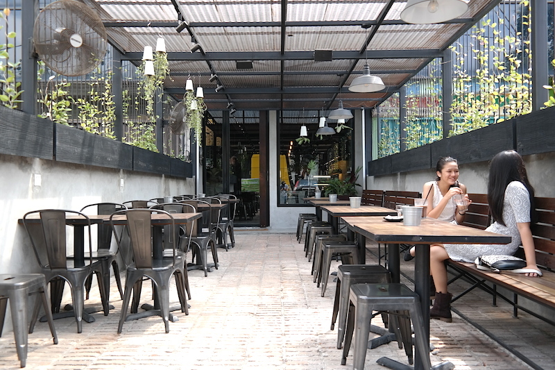Penampakan outdoor Coffeenatics yang menebar nyaman.
