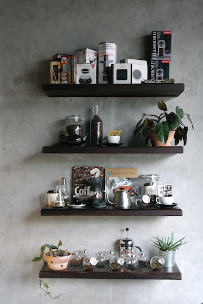 Rak cantik dipenuhi alat-alat kopi.