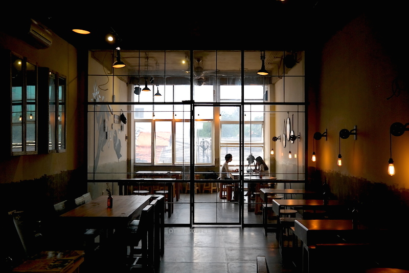 Lantai dua Coffee Smith Jakarta. Tempat asik merayakan ritual minum kopi.