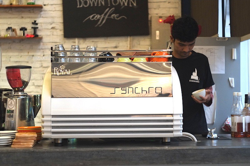 Barista sedang meracik kopi.
