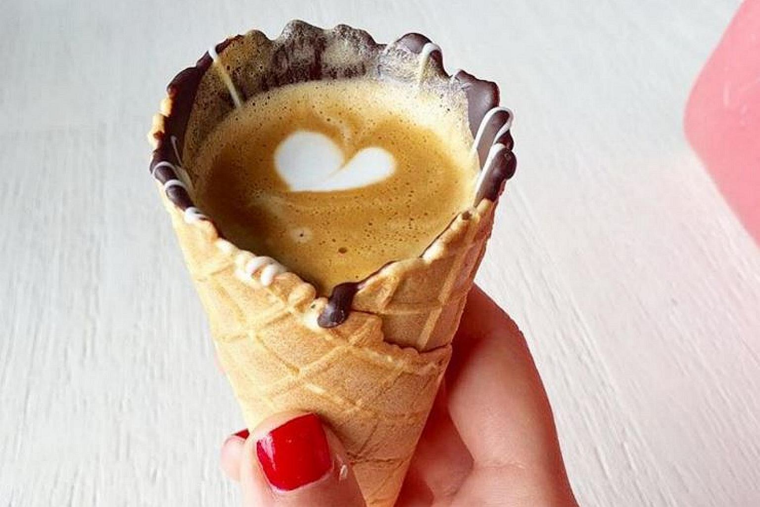 SENSASI MINUM KOPI DARI CORONG ES KRIM