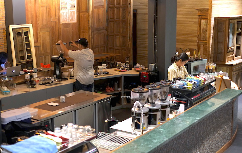 Coffee bar kece berisi alar kopi tak kalah kece.