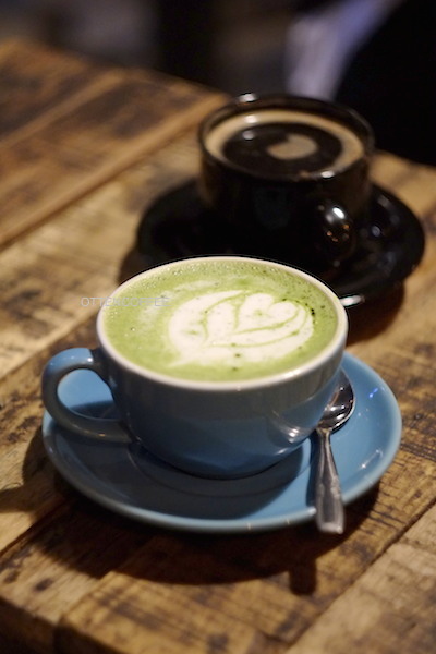 Green tea latte siap menghangatkan kebersamaan.
